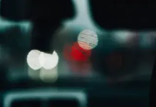 Lumières floues créant des motifs de bokeh rappelant la circulation vue de l intérieur d un véhicule la nuit