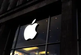 Façade d'un Apple Store avec le logo Apple lumineux