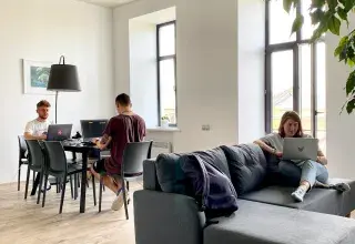 Espace de coliving moderne avec canapé et pièce de vie partagée