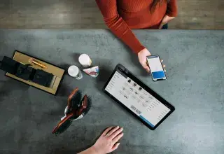 Espace de travail moderne avec smartphone et tablette, symbolisant l'écosystème start-up