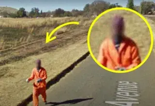 Capture Google Street View montrant un homme en tenue de prisonnier courant sur un trottoir avec le visage automatiquement flouté