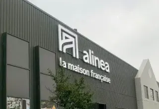 Devanture d'un magasin Alinéa, enseigne d'ameublement menacée de liquidation judiciaire