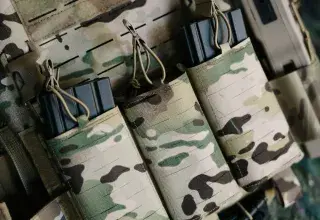 Gilet tactique de camouflage avec chargeurs de fusil et radio