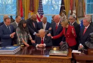 Donald Trump recevant une bénédiction religieuse à la Maison Blanche, entouré de son équipe gouvernementale