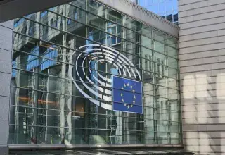 bâtiment aux murs de verre pendant la journée