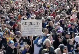 Manifestants défilant lors des protestations « No Kings » contre Donald Trump aux États-Unis