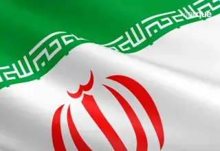 Drapeau iranien flottant, symbole des tensions entre Téhéran et les pays occidentaux