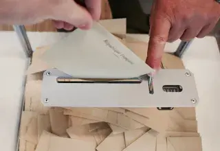 Isoloir et urne de vote lors des élections municipales