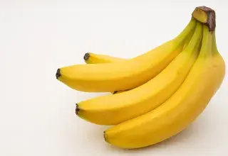 Des bananes sur une table