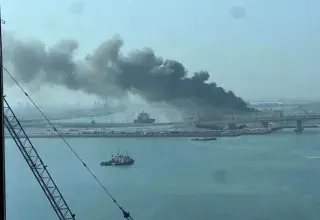 Épaisse fumée noire s'élevant de la base navale française Camp de la Paix à Abu Dhabi après la frappe de drones iraniens