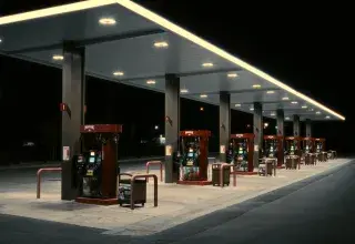 Pompes à essence illuminées la nuit