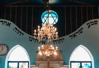 Lustre suspendu au plafond d'une synagogue