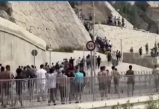 Migrants tentant de rejoindre l'enclave espagnole de Ceuta depuis le Maroc