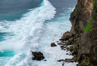 Une grande vague s'écrasant contre le rivage d'une falaise