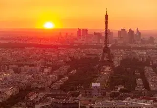 Tour Eiffel à Paris pendant le coucher du soleil
