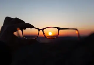 Personne observant le ciel lors d'une éclipse solaire - illustration des risques pour la santé visuelle
