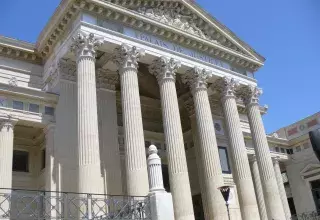 A près 48h de garde à vue, Robert Plant a été transféré peu avant 14h30 au Palais de Justice de Nîmes pour être entendu par un juge d'instruction. (DR)