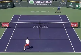 Joueur de tennis célébrant une victoire sur le court