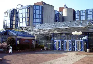 Les deux hommes ont reconnu des relations sexuelles, mais affirment qu’elles étaient consenties. Une version difficilement soutenable au regard du contexte 