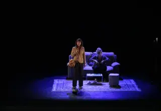 À Martigues, la pièce « Doutes » de Malika Fecih explore avec émotion la maladie d’Alzheimer et le lien fragile entre une mère et sa fille.