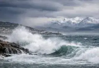 La tempête Harry secoue la Méditerranée, causant dégâts, victimes et perturbations entre France, Italie et Maghreb.