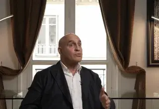Le recruteur de mannequins Daniel Siad, suspecté d'avoir été un rabatteur pour Jeffrey Epstein, a été retrouvé mort lundi à son domicile dans les Hauts-de-Seine.