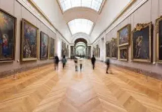 Les faits sont simples, glaçants : entre 9 h 30 et 9 h 40, en plein cœur de Paris, sous les yeux des premiers visiteurs, les voleurs ont dérobé des bijoux du XIXᵉ siècle