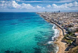 À Tunis, des chercheurs tirent la sonnette d’alarme : la Méditerranée se réchauffe deux fois plus vite que la moyenne mondiale.