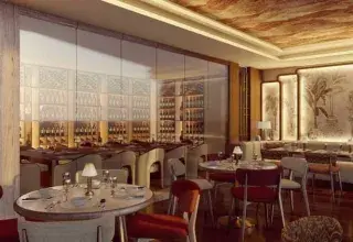 La cuisine : un métissage assumé au service du local    Le cœur battant de ce concept réside dans son assiette. Pour l’animer, Zenirō a confié les rênes au chef Ricardo Pérez, dont le parcours prestigieux, marqué par des passages chez Nobu à Londres et au Tapasake au Montenegro, le destinait parfaitement à ce projet. Sa carte incarne le « mélange méditerranéen-asiatique » revendiqué. Grillades au charbon, sushi, sashimi ou tartares : toutes ces créations sont préparées dans le respect d'une rigueur techniqu