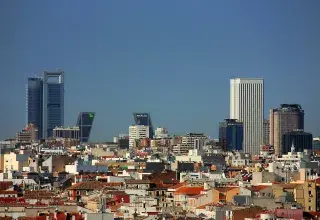 Madrid inflige une amende record de 64 millions d’euros à Airbnb pour des locations touristiques illégales, symbole d'une lutte accrue contre la crise du logement.