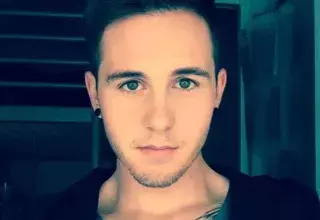 Alex : "Un soir, je me suis couché dans un champ, je me suis taillé les veines, je ressentais cette douleur, mais je n'avais qu'une envie, en finir avec la vie, cette vie."