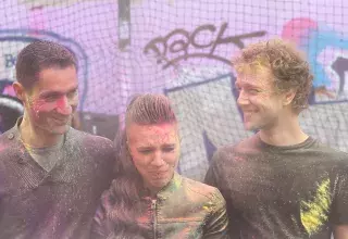 Le président et fondateur du Refuge, Nicolas Noguier, à gauche, aux côtés des jeunes du Refuge dans le clip. (DR)