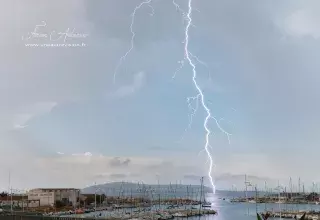 Ce samedi matin à 8h35, l’impact de foudre ramifié a frappé à quelques dizaines de mètres du quartier du Barrou à Sète (© Florian Ambrosino)