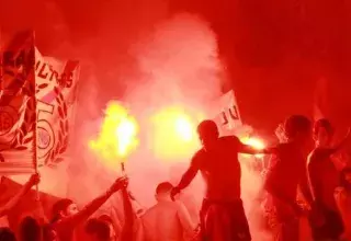 Jets de projectiles, pierres, bouteilles, pétards et envahissement du terrain... ont gâché le match (DR)