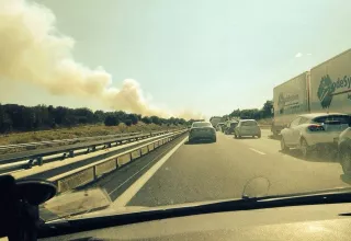 Une photo du gros nuage de fumée prise de l'autoroute A9, 50 hectares de garrigue sont déjà partis en fumée. (DR)