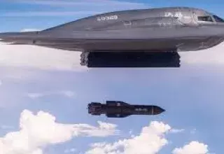 Tout ce beau monde semble fasciné, hypnotisé même, par ce monstre d’acier. On parle de la GBU-57 comme on parlerait d’un mythe — une arme qui traverse 60 mètres de roc comme d’autres font un plongeon à la piscine. L’ambiance est grave, les regards sont sérieux… mais tout cela sonne creux. La guerre est là, les tensions montent, Trump souffle le chaud et le froid sur une possible intervention aux côtés d’Israël, et pendant ce temps, on théorise. On scénarise. On scénographie. Comme s’il s’agissait d’un block