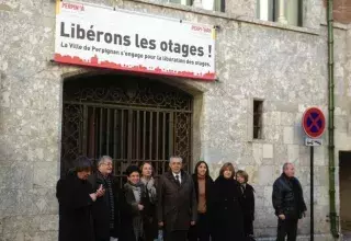 « Libérons les otages ! », peut-on lire sur la bâche dévoilée cet après-midi, à 14h, sur le fronton de l'hôtel de Ville de Perpignan, par le maire Jean-Marc Pujol (UMP) et son équipe. (© Ville de Perpignan)