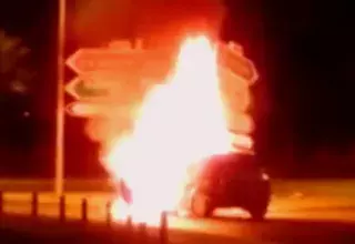 "En quinze minutes, les trois quarts de la voiture étaient cramés", raconte l'auteur de la vidéo.