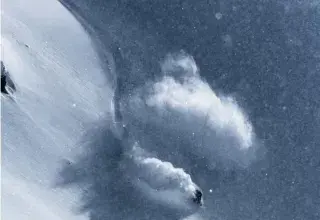 Les pisteurs-secouristes du domaine ont été immédiatement alertés et sont intervenus dans les minutes qui ont suivi l'accident. À leur arrivée, la victime se trouvait en arrêt cardiorespiratoire.