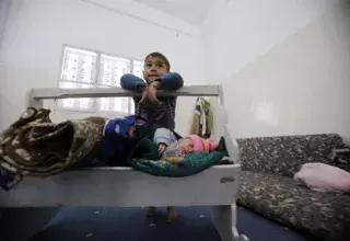 Un jeune réfugié syrien avec son frère en Jordanie. (Photo UNHCR/S. Malkawi)