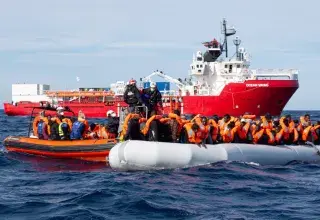 L’Europe des chiffres contre l’Europe des consciences Les dirigeants européens aiment rappeler que « la Méditerranée n’est pas une passoire ». Cette formule, devenue slogan, illustre la dérive d’un projet continental autrefois fondé sur l’universalité des droits. En 2015, au plus fort de la crise migratoire, Bruxelles parlait de solidarité et de protection. En 2026, elle parle de résilience et de souveraineté. Entre les deux, la peur électorale et le poids des populismes ont fait leur œuvre.  La chute des a