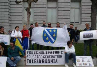 Des dizaines de jeunes d'origine bosnienne et herzégovienne se sont rassemblés devant City Hall, réclamant un seul et unique pays