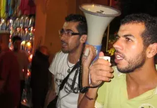 Jeunes gens au mégaphone, à Chefchaouen, le 7 aout (Photo: Nadia Bendjilali)