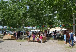 Au lendemain de la fête des voisins, elle aussi célébrée au village, Mireval ne pouvait pas rater une telle occasion de rassembler toutes les générations de la Ville venues se retrouver pour tout simplement jouer à toutes sortes de jeux accessibles à tous, dans une ambiance paisible et  décontractée.